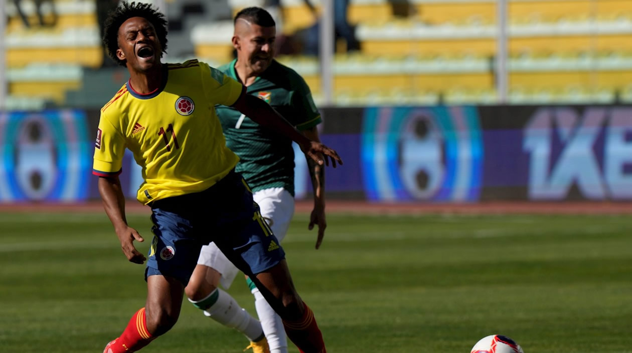 Juan Carlos Arce cometiendo falta a Juan Guillermo Cuadrado.