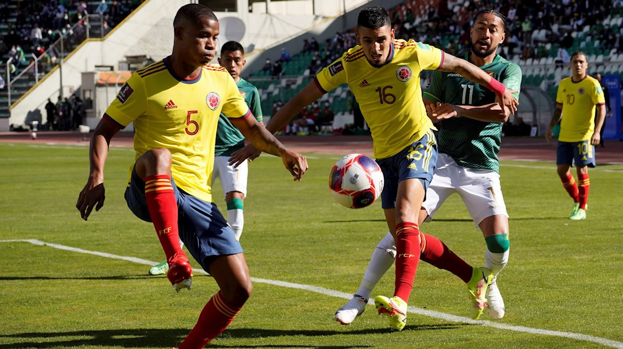 Wilmar Barrios y Daniel Muñoz controlan un ataque de Rodrigo Ramallo.