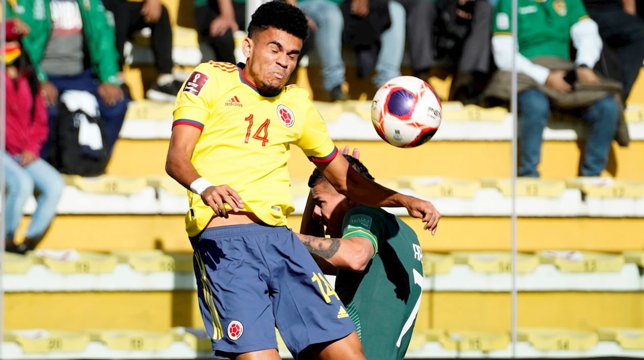 Luis Díaz disputando el balón con Juan Arce.