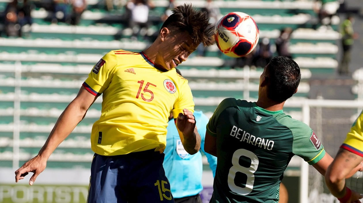 Mateus Uribe disputando balón aéreo con Diego Bejarano.