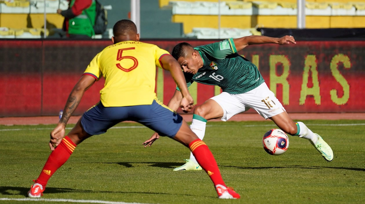 Wilmar Barrios controlando la llegada de Erwin Saavedra.