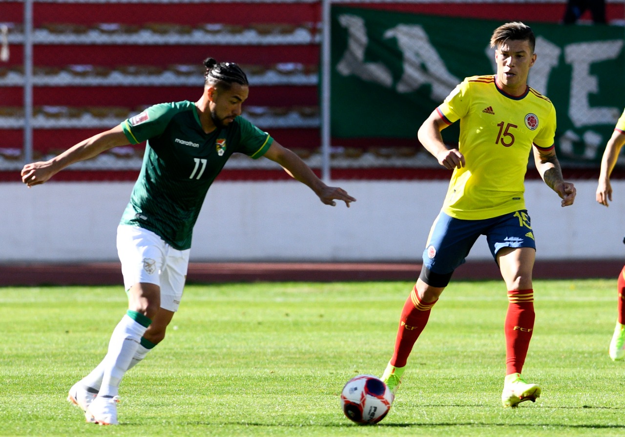 Rodrigo Ramallo en jugada ofensiva frente a Mateus Uribe.