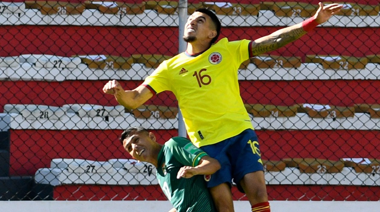Daniel Muñoz despejando una ofensiva boliviana.