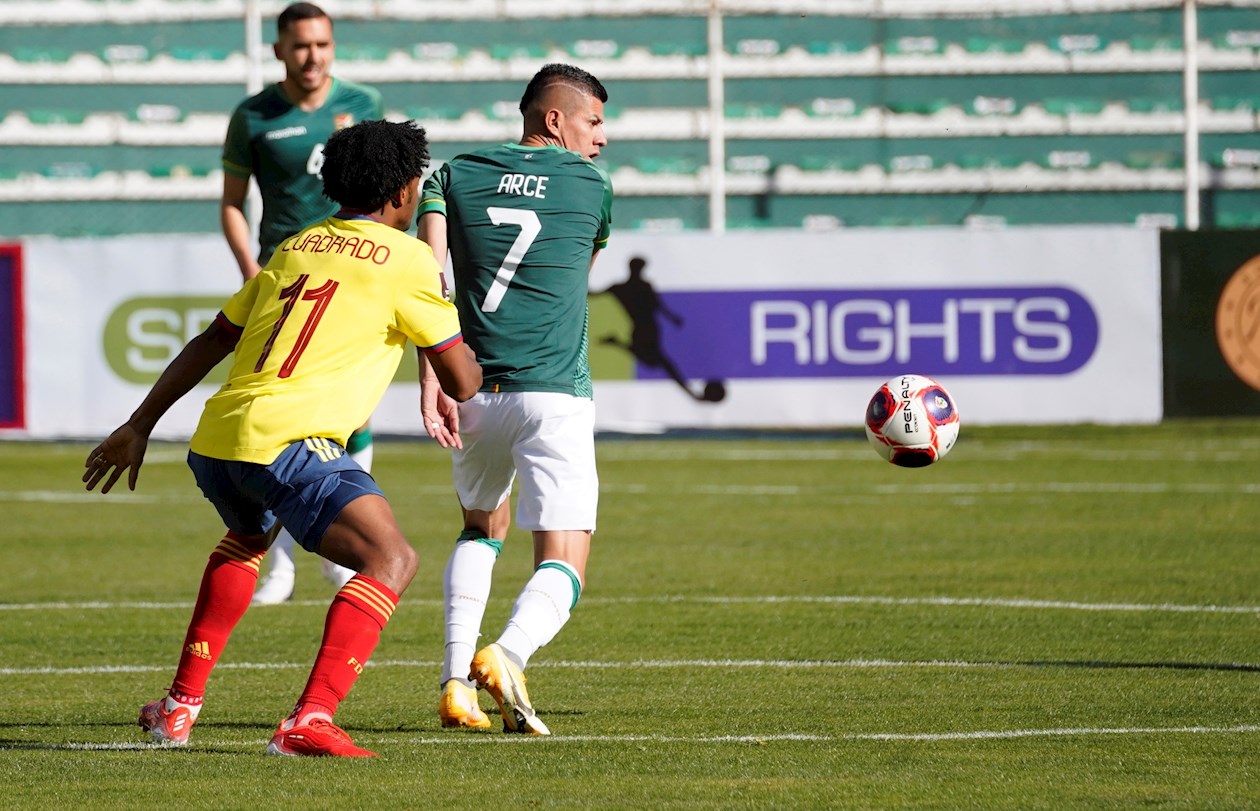 Juan Guillermo Cuadrado disputando el balón con Juan Carlos Arce.