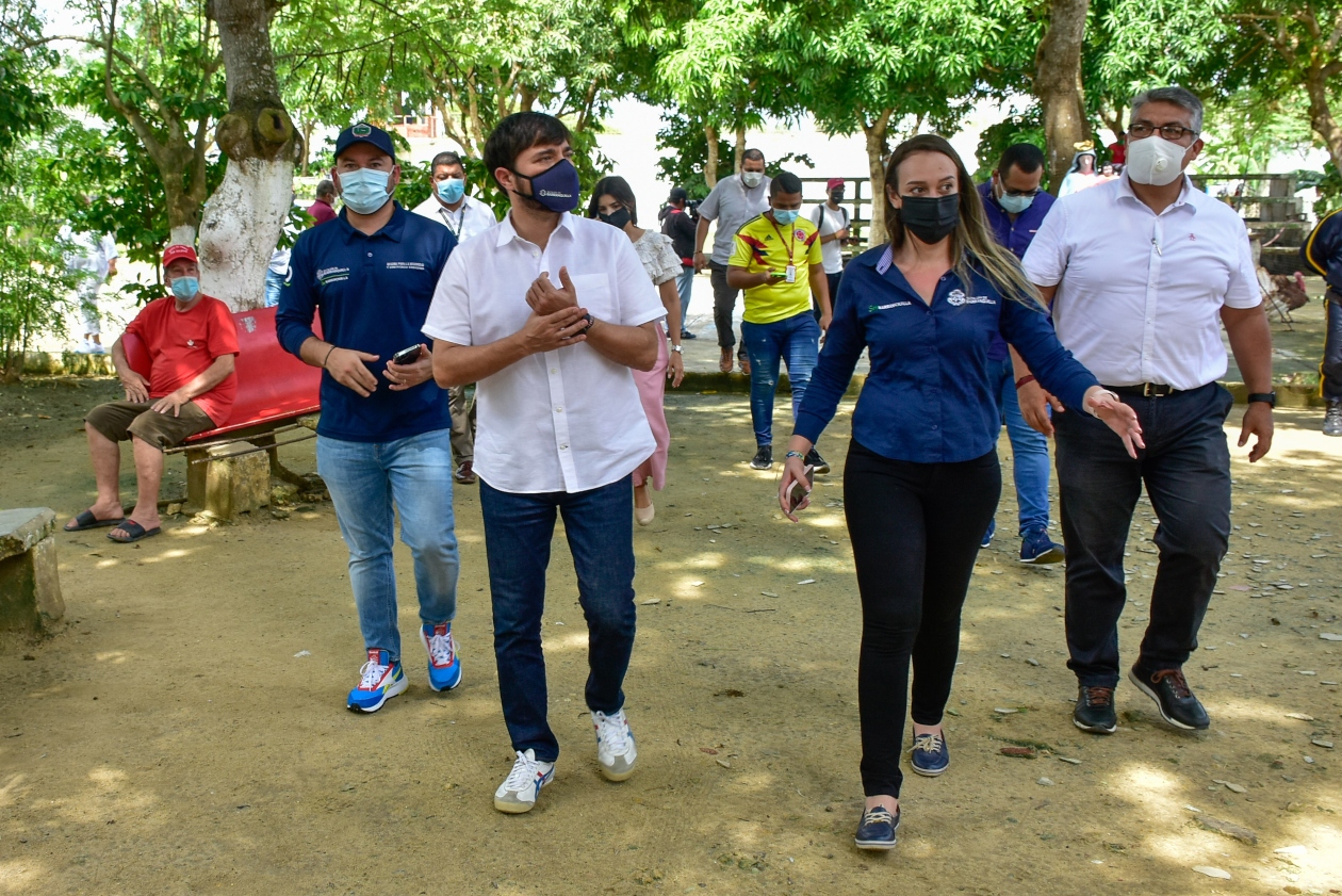 El jefe de la Oficina de Seguridad y Convivencia Ciudadana, Nelson Patrón; el Alcalde de Barranquilla, Jaime Pumarejo; la secretaria de Gobierno, Jeniffer Villareal y y el director de la cárcel distrital, coronel (r) Javier Arias.