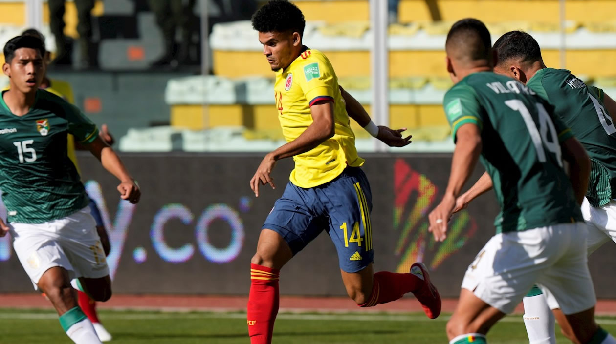 Luis Fernando Haquín y Jeyson Chura de Bolivia disputan hoy el balón con Luis Díaz