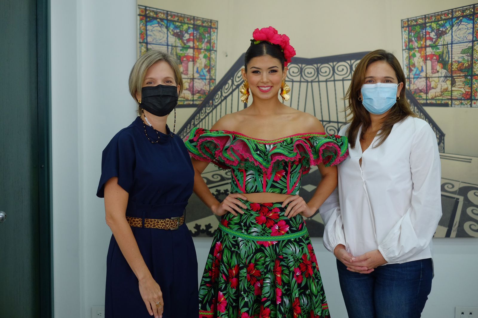 Secretaría de Cultura La gerente del Carnaval, Sandra Gómez; la reina del Carnaval 2022, Valeria Charris, y la secretaria de Cultura, María Teresa Fernández.