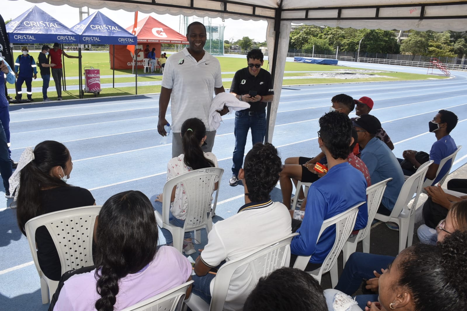 Édgar Rentería hablando con los jóvenes talentos del atletismo. 