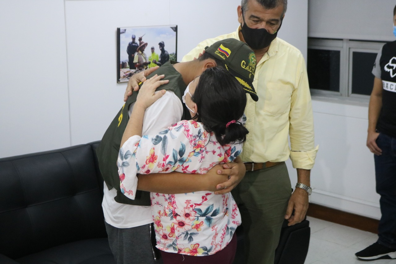 Menor y sus padres en el reencuentro después de la liberación.