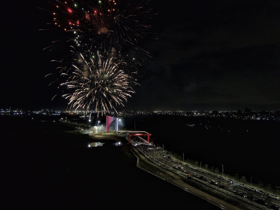 Fuegos artificiales iluminando la noche en el Gran Malecón.