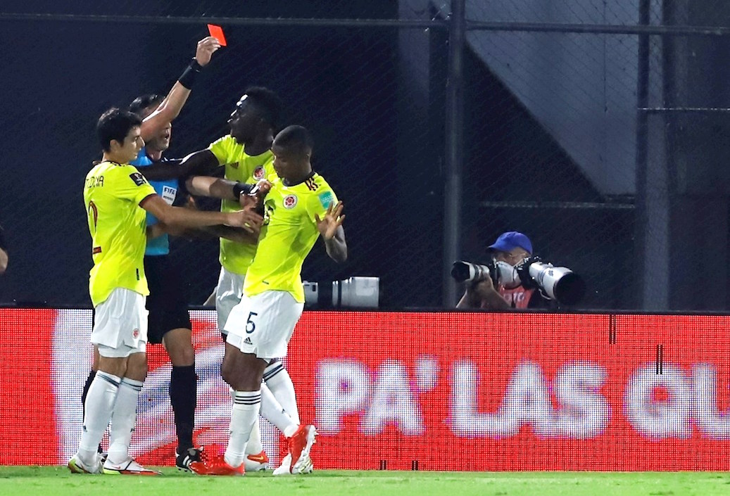 El árbitro sacándole la roja  Wilmar Barrios.
