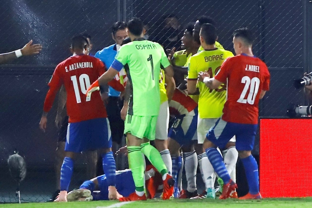 La controvertida jugada que inicialmente significó la roja directa a Wilmar Barrios.