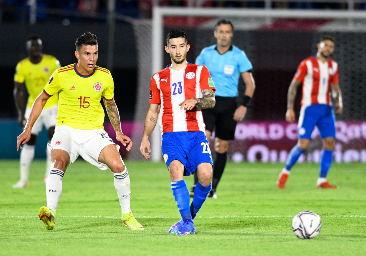 Mateus Uribe enfrentando la marca de Mathias Villasanti.