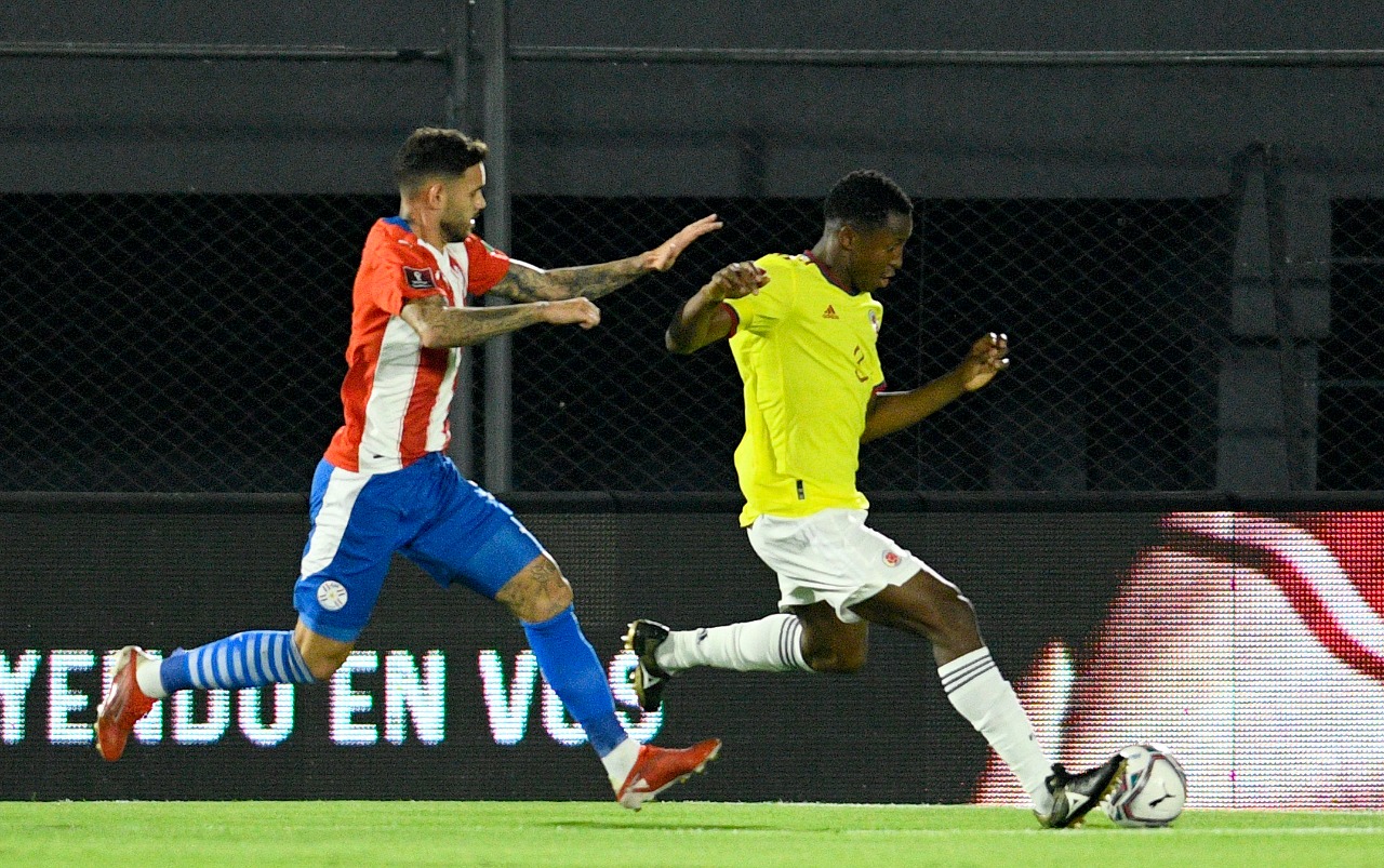 Davinson Sánchez controlando una llegada paraguaya.