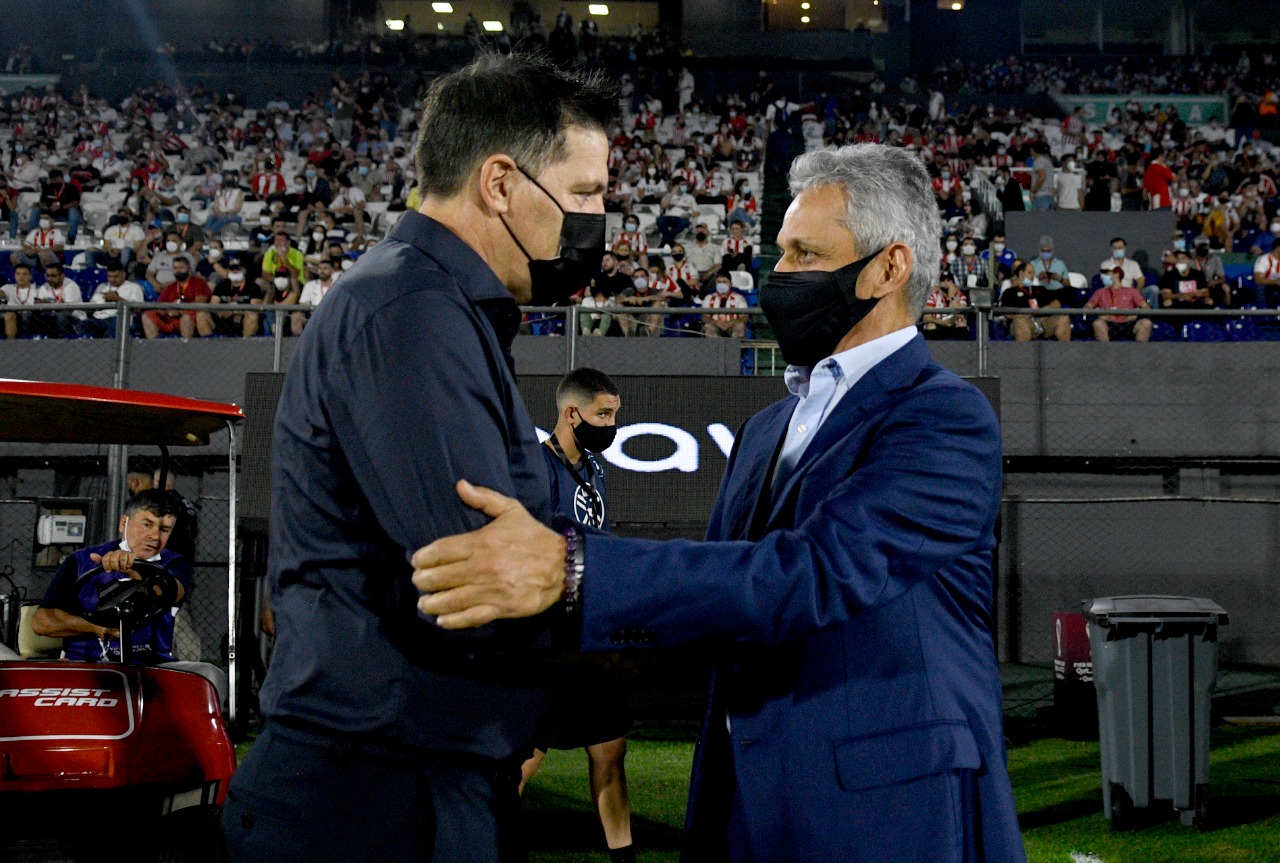 Saludo de los técnicos Eduardo Berizzo y Reinaldo Rueda.