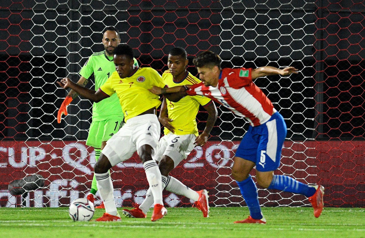 Luis Sinisterra disputando el balón con Gastón Giménez.