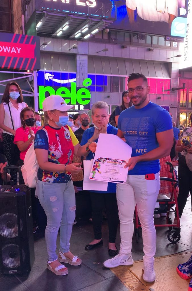 Luz Mery Machado, directora del Carnaval de Nueva York; Orlando Vega, maestro de danzas, el primero en dictar un taller de champeta en Nueva York y la primera rueda de cumbia. Acompañado de Nurys Capello, directora del Carnaval de Nueva Jersey.