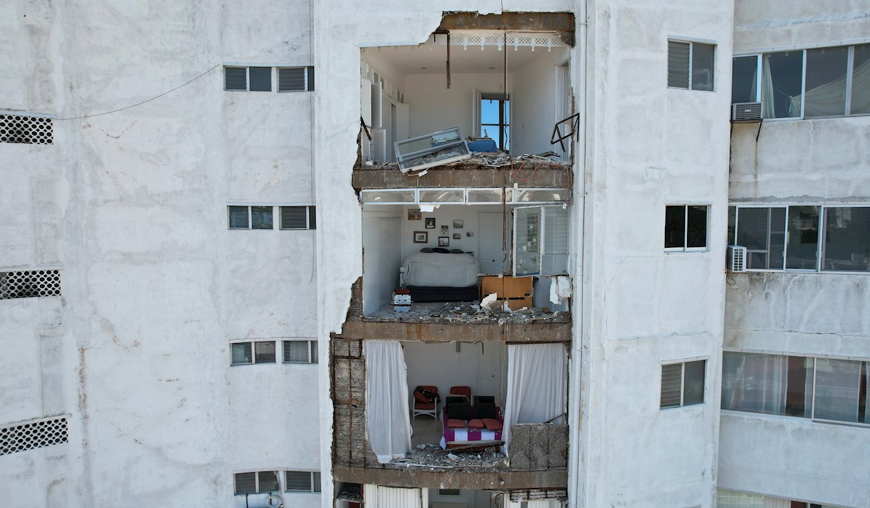 Fotografía tomada con dron que muestra un hotel afectado por el sismo hoy, en el balneario de Acapulco en el estado de Guerrero (México). 