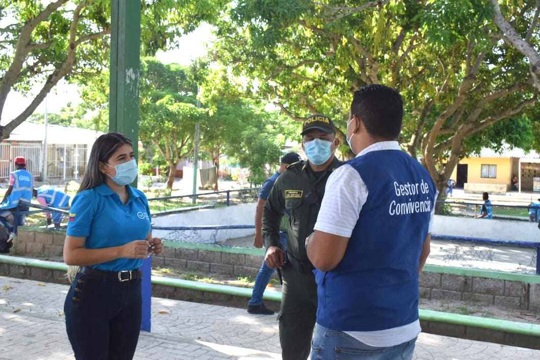 Las autoridades coordinando las labores.