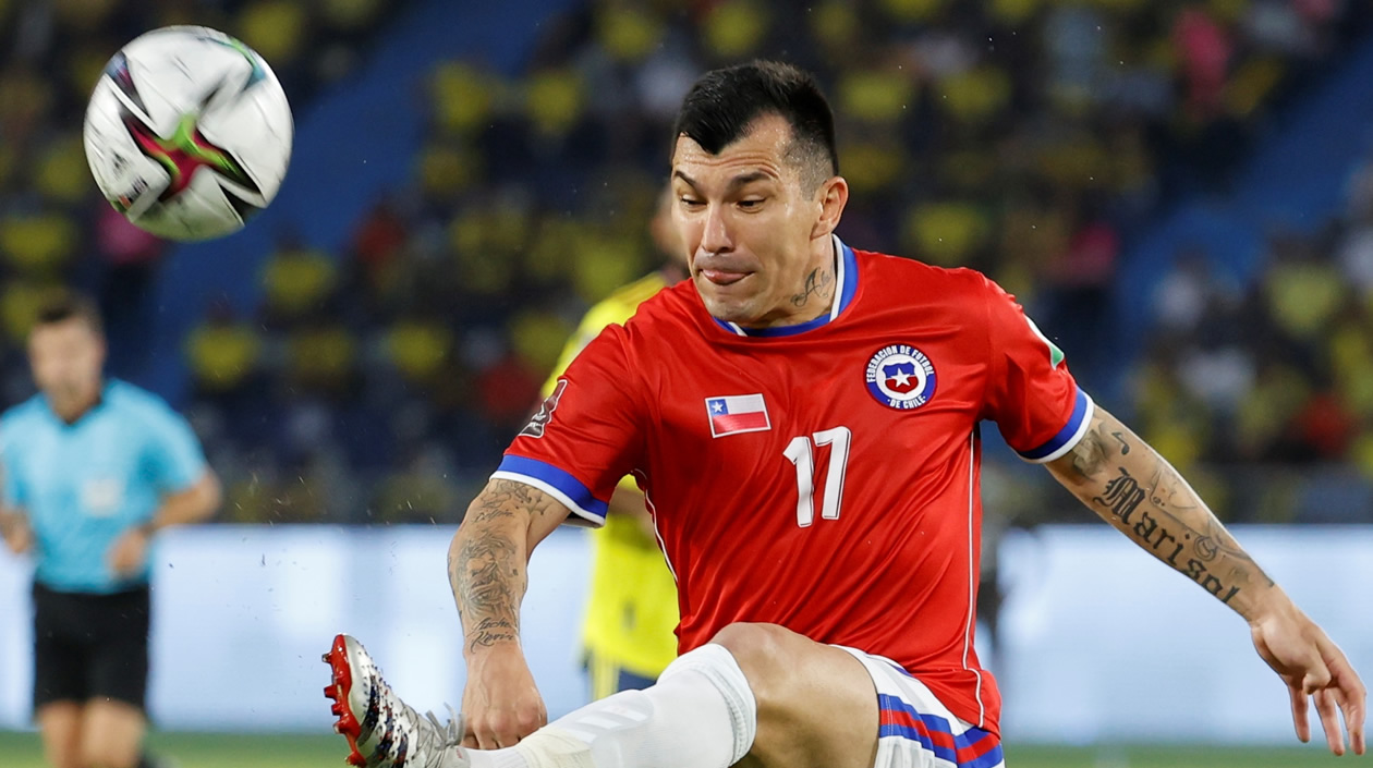 Gary Medel de Chile en acción hoy contra Colombia