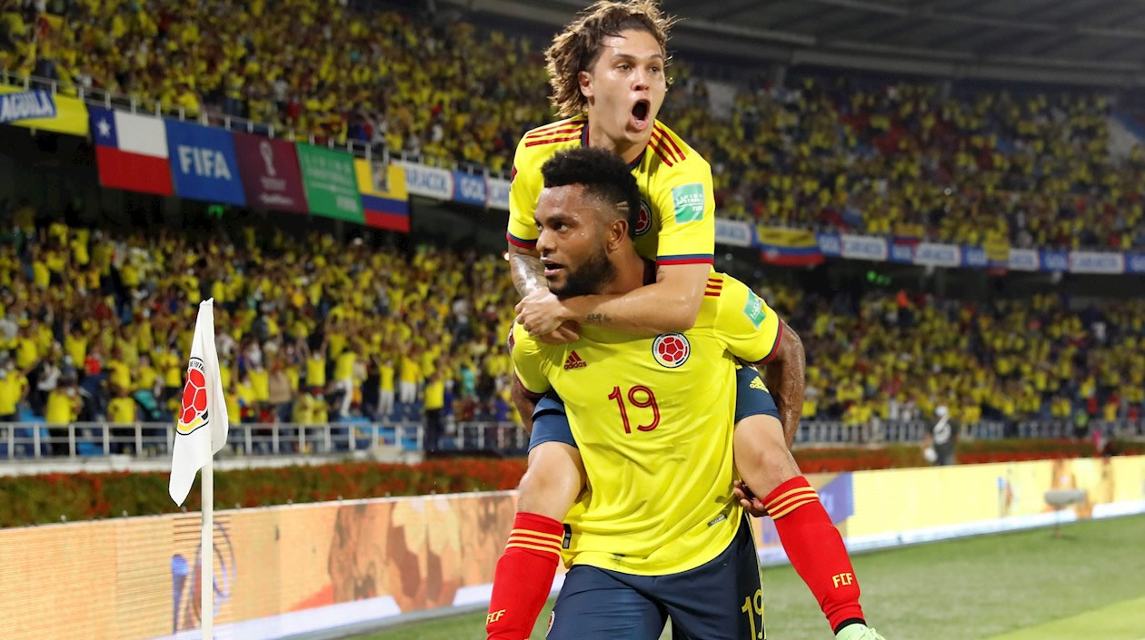 Miguel Angel Borja celebrando con Juan Fernando Quintero tras anotar el segundo gol contra Chile.