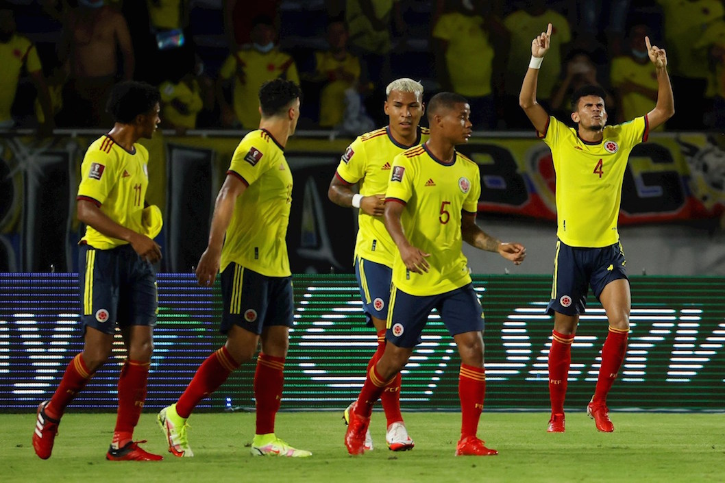 Lucho Díaz celebrando el tercer gol con sus compañeros.