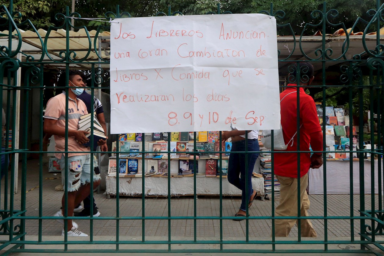 Los vendedores de libros del famoso parque Centenario de Cartagena, ahogados por la situación económica, han decidido emprender una iniciativa desesperada: cambiar sus ejemplares de segunda mano por comida y víveres que les ayuden a mantener a sus familias.