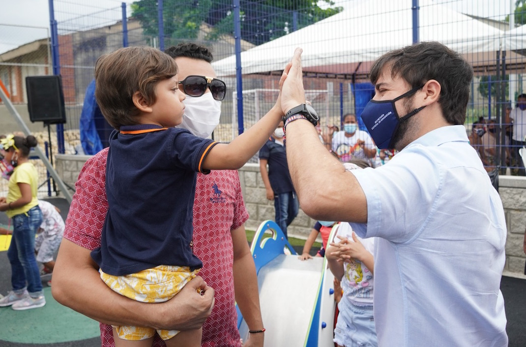 El Alcalde saludando a los niños.