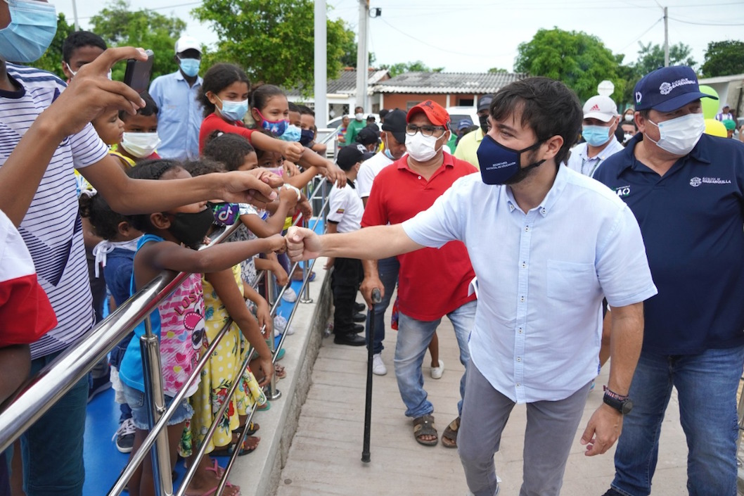 El Alcalde saludando a los niños.