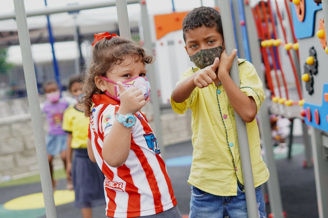 Los niños disfrutando en el parque.