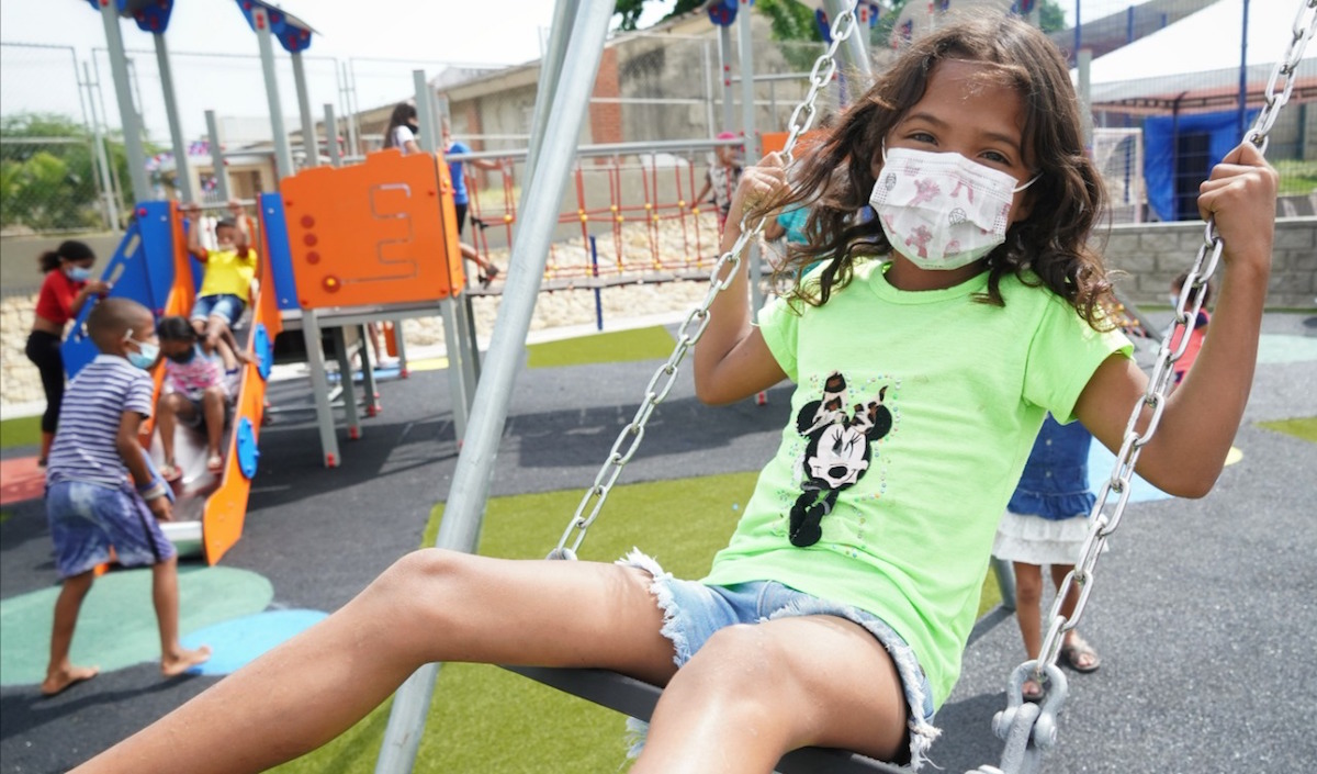 Los niños disfrutando en el parque.