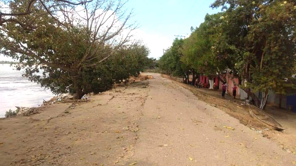 Carreteable en riesgo por la erosión.