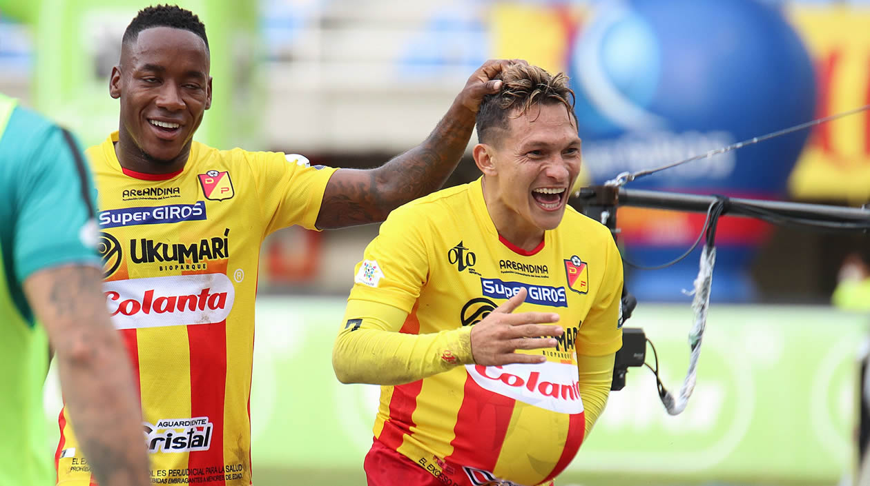 Wilfrido De la Rosa celebrando el gol pereirano.