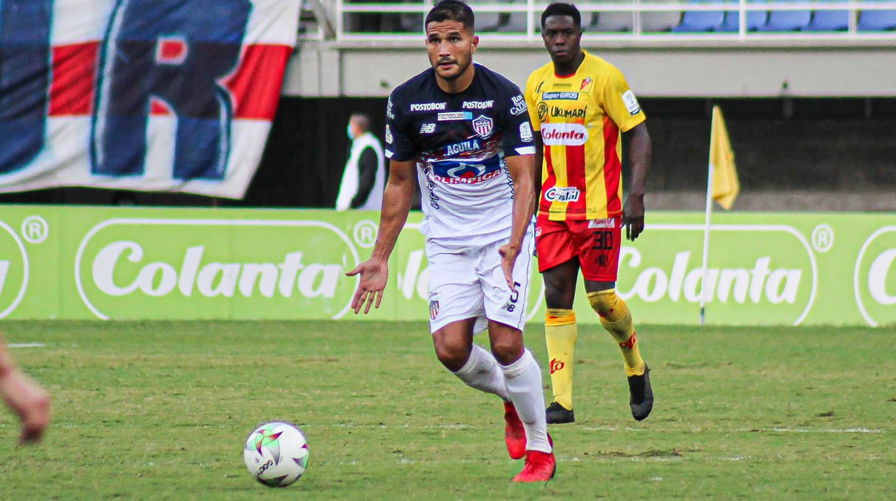 Gabriel Fuentes despejando un ataque pereirano.