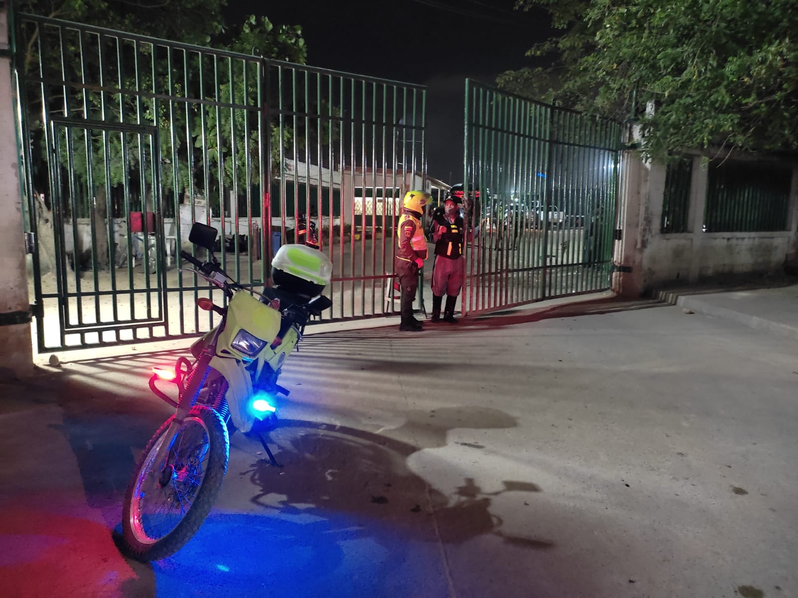 La Policía en la Nevada de Coolitoral tras la explosión de una granada en el lugar. 