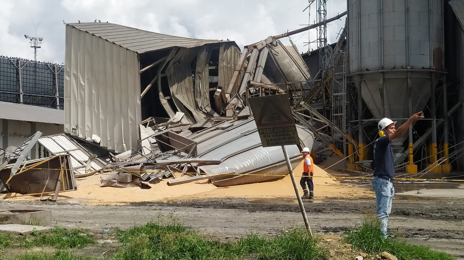 Así quedó el silo que almacenaba materia prima.