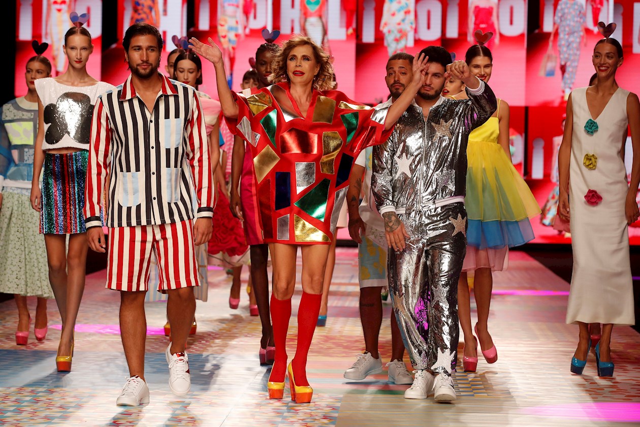 La diseñadora Agatha Ruiz de la Prada saluda al término de la presentación de su colección durante la jornada inaugural de la Mercedes-benz Fashion Week Madrid, este jueves. 