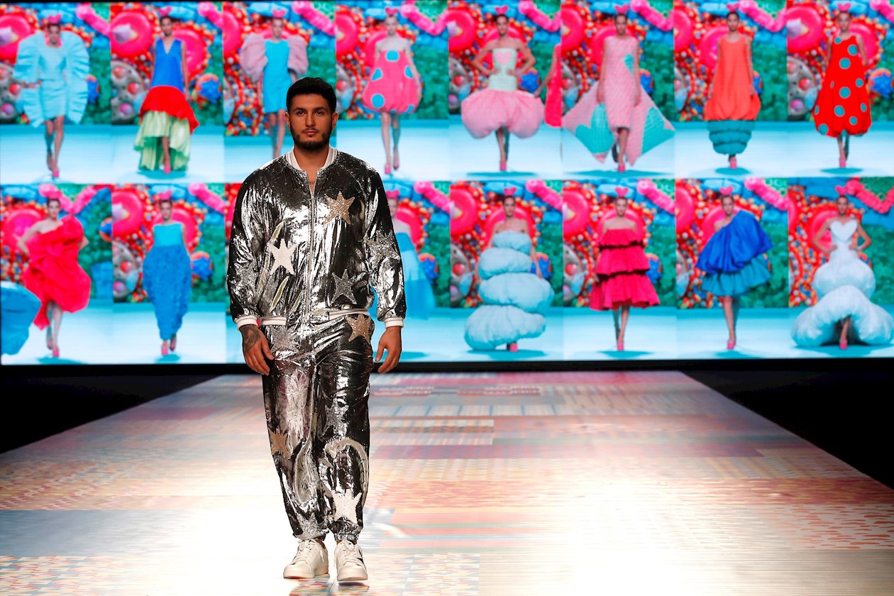 Creación de la diseñadora Agatha Ruiz de la Prada durante la jornada inaugural de la Mercedes-benz Fashion Week Madrid, este jueves.  