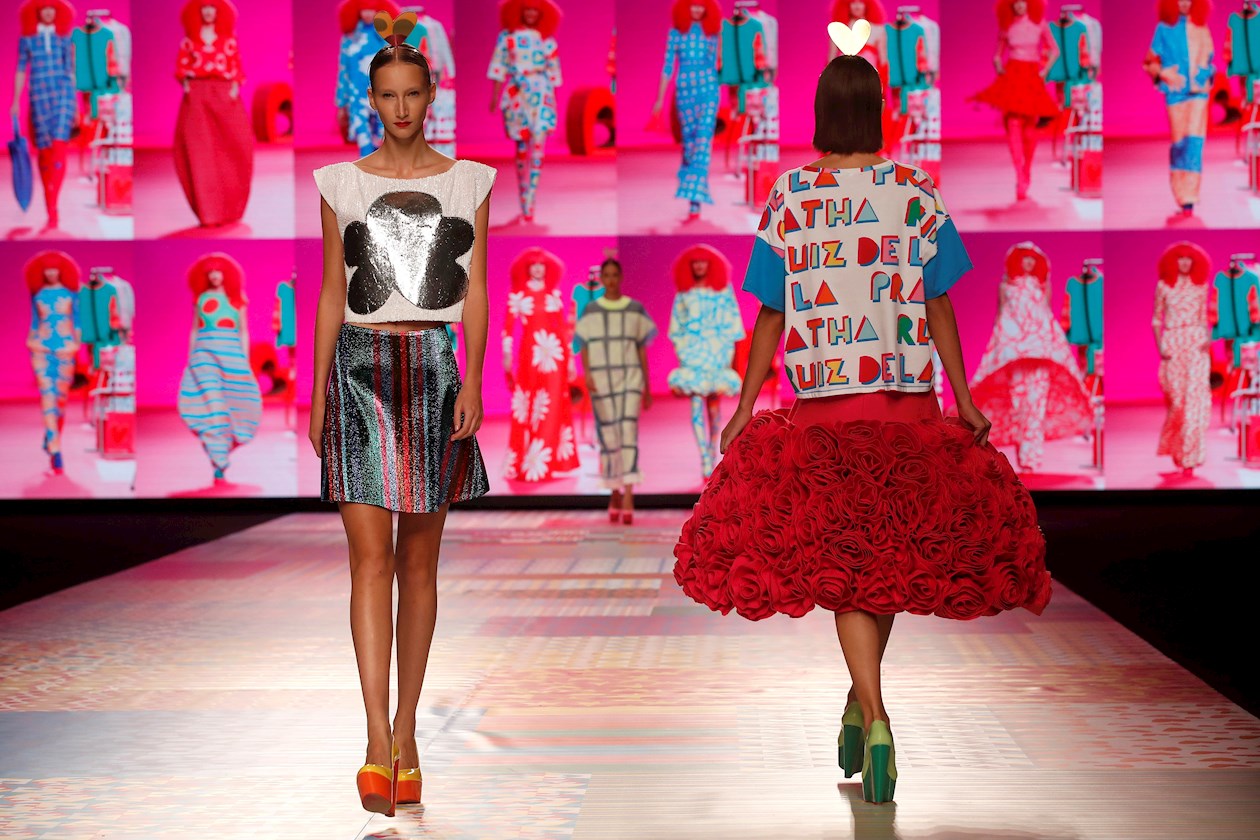 Una modelo luce una creación de la diseñadora Agatha Ruiz de la Prada durante la jornada inaugural de la Mercedes-benz Fashion Week Madrid, este jueves. 