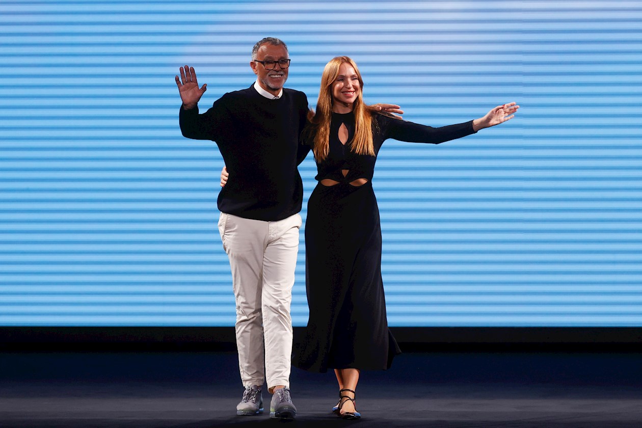 El diseñador Fernando Claro saluda al finalizar la presentación de su colección en la jornada inaugural de la Mercedes-benz Fashion Week Madrid, este jueves. 