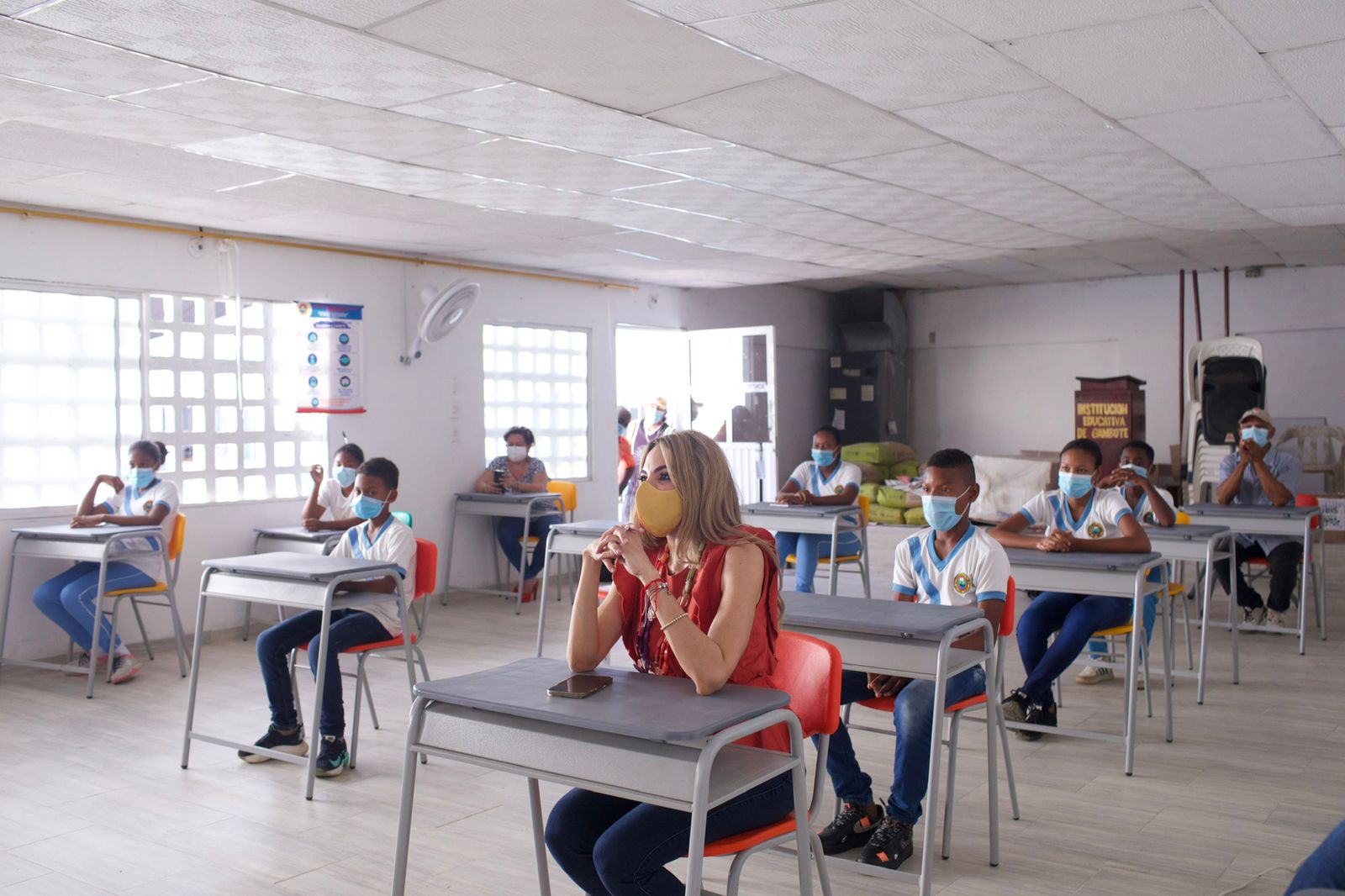 Así escuchó la viceministra de Talento y Apropiación Social del Conocimiento , Ana María Aljure, a los estudiantes de la Institución Educativa Gambote.