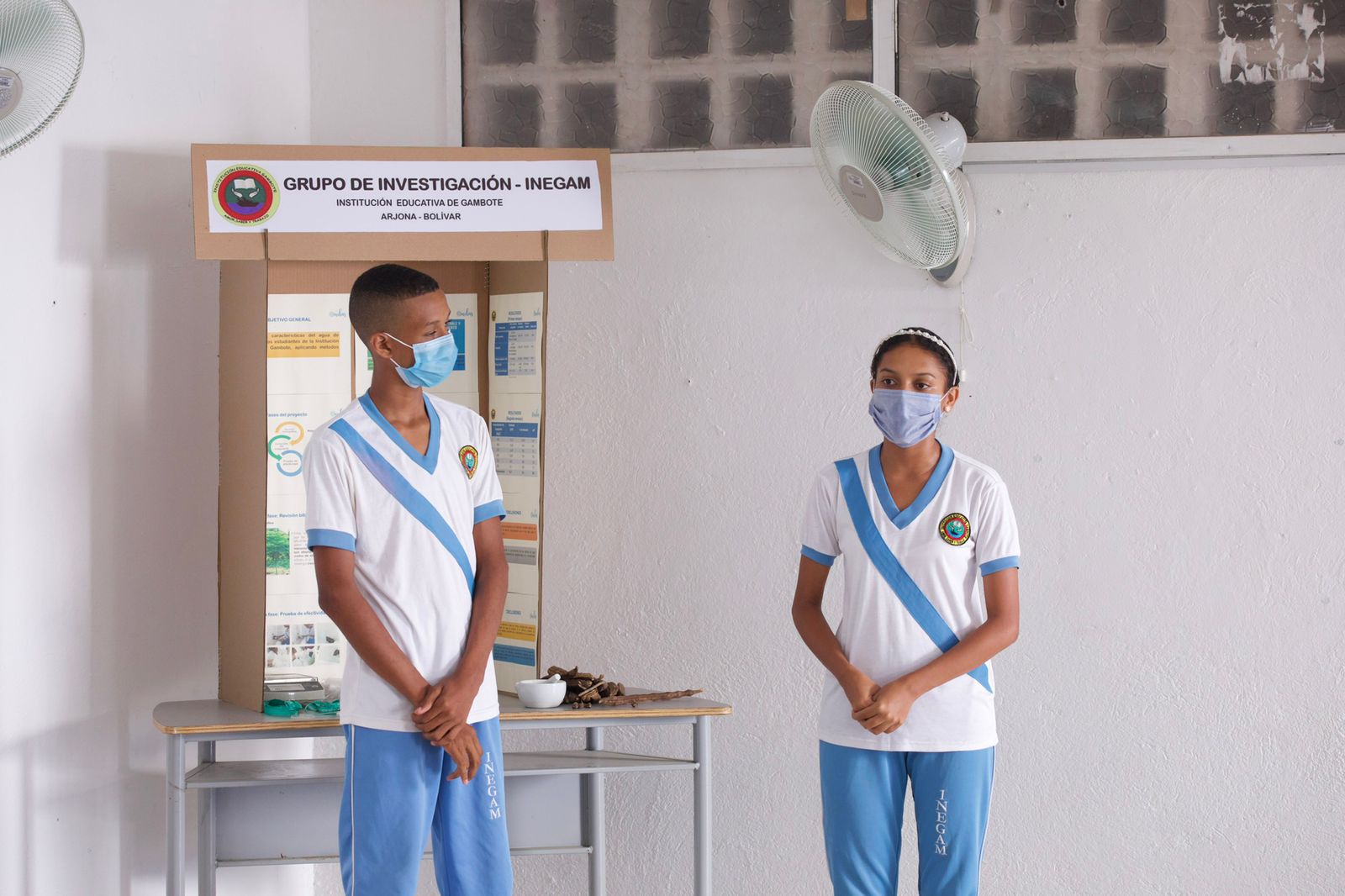 Alumnos de la Institución Educativa Gambote explican su proyecto.