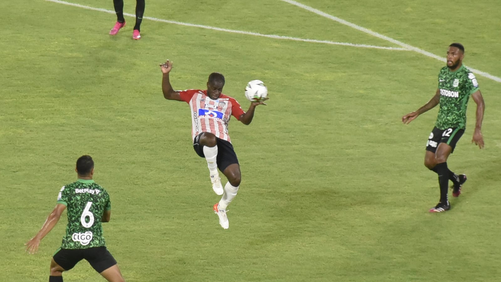 Carmelo Valencia enfrentando la defensa visitante.