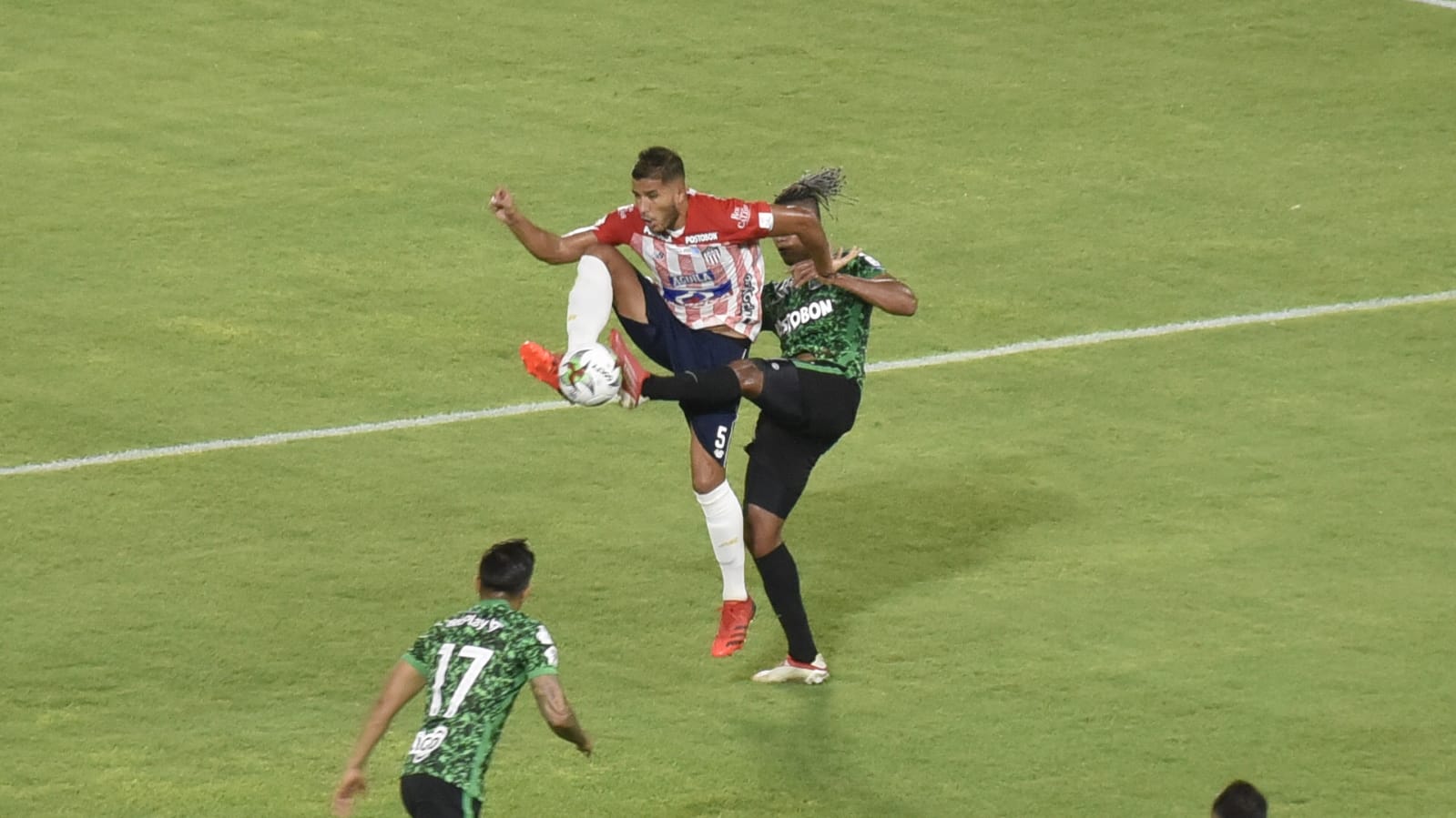 Gabriel Fuentes disputando el balón con Jonathan Marulanda.