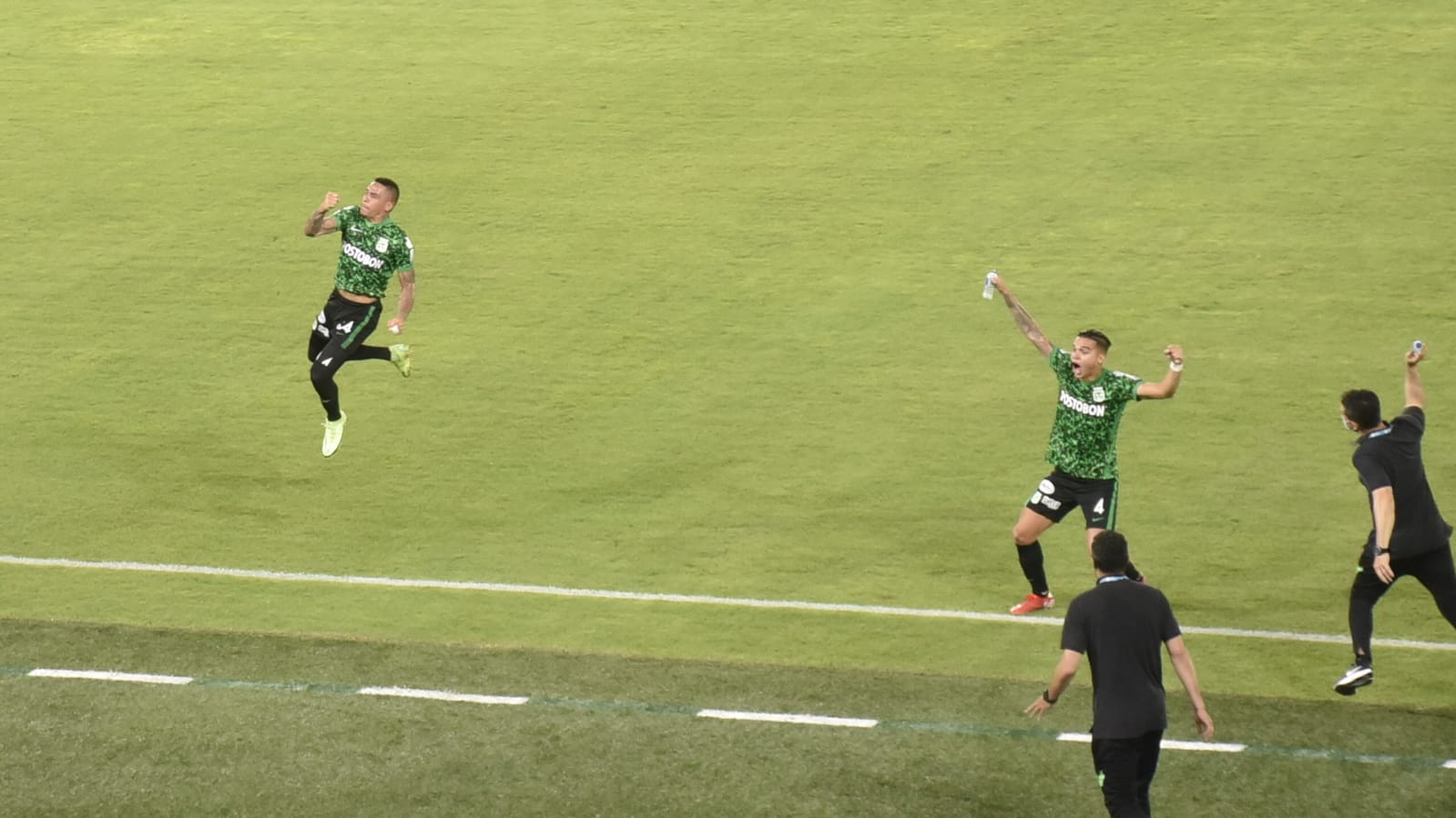 Nacionalistas celebrando el gol de Jonatan Alvez.