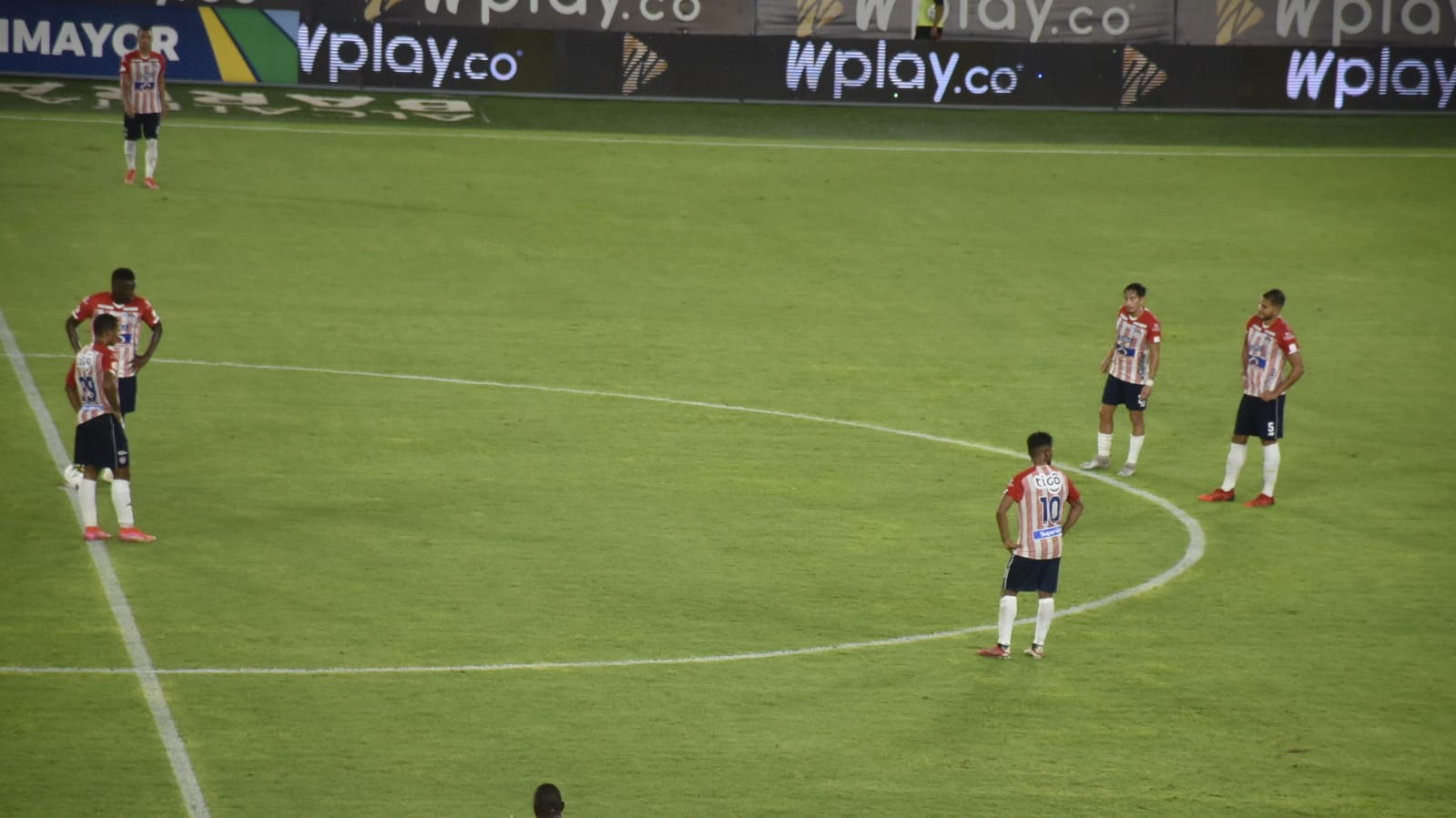 Jugadores junioristas decepcionados por la goleada como local.