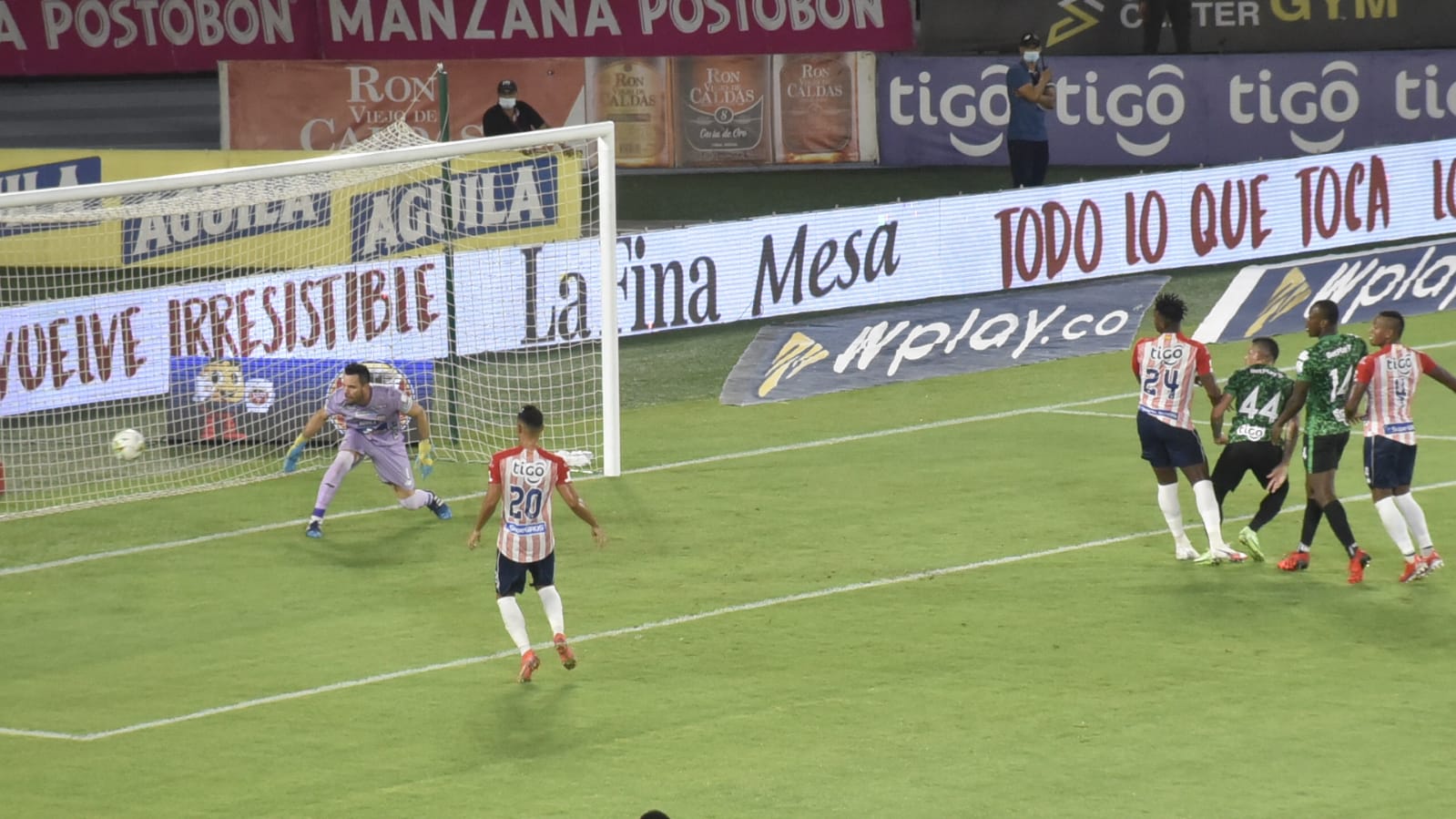 Gol de Jonatan Alvez para poner el partido 1-1.