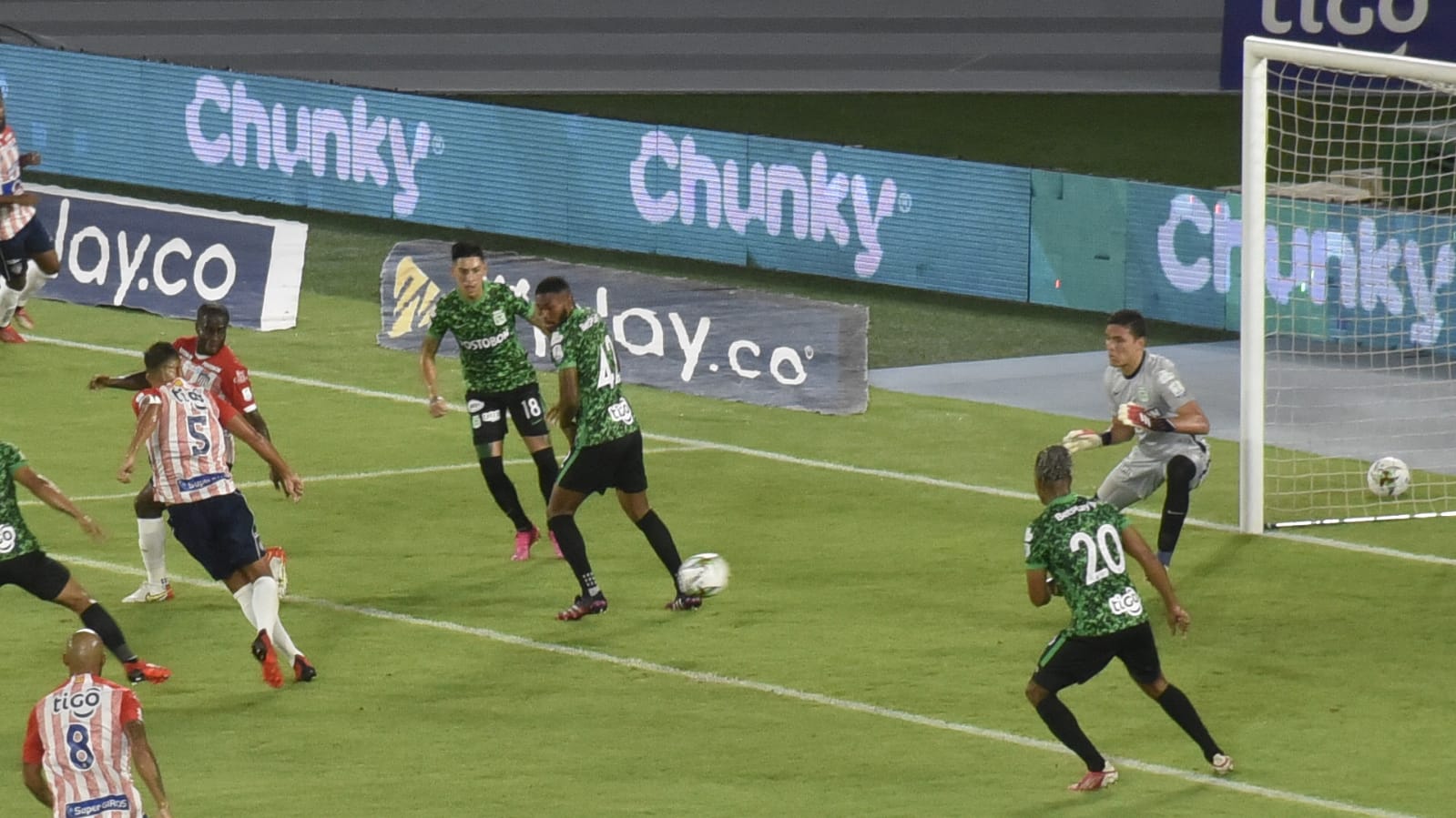 Larry Vásquez remate para el 1-0 de los junioritas.