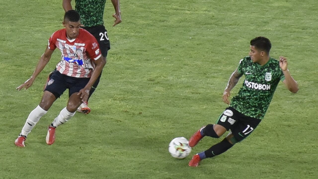 Gabriel Fuentes disputando el balón con Yeison Guzmán.