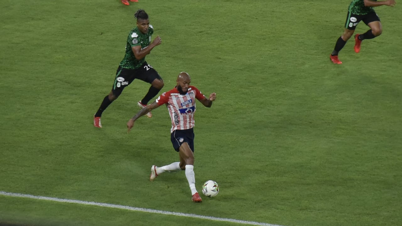 Freddy Hinestroza iniciando ataque 'tiburón'.